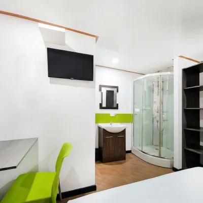 Habitación amoblada con baño privado y closet